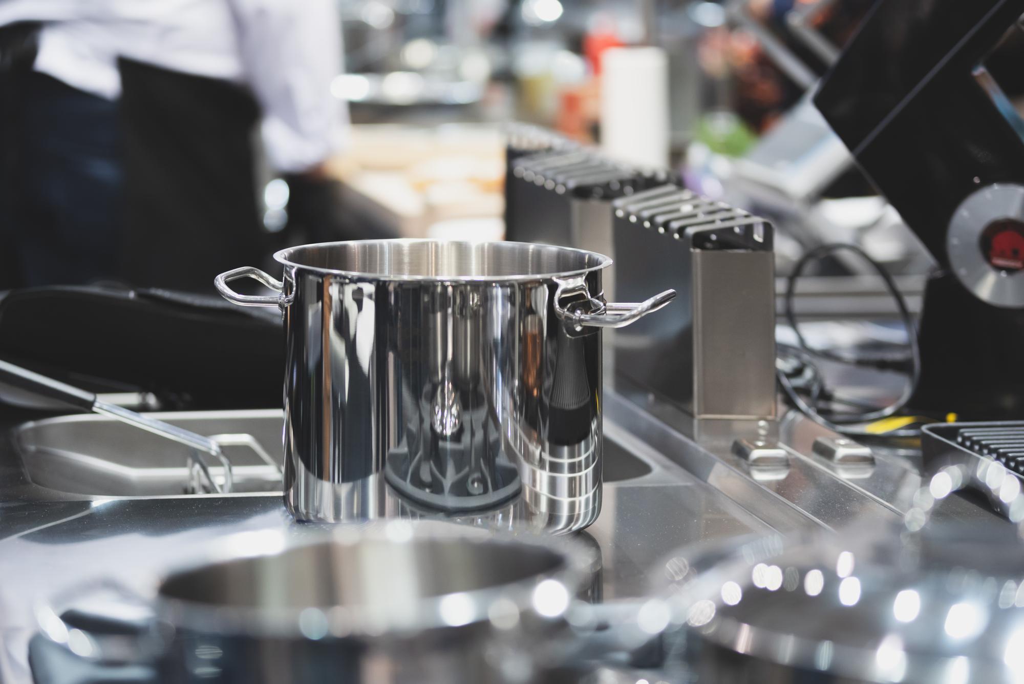 Dettaglio di stoviglie tecnologiche in cucina professionale